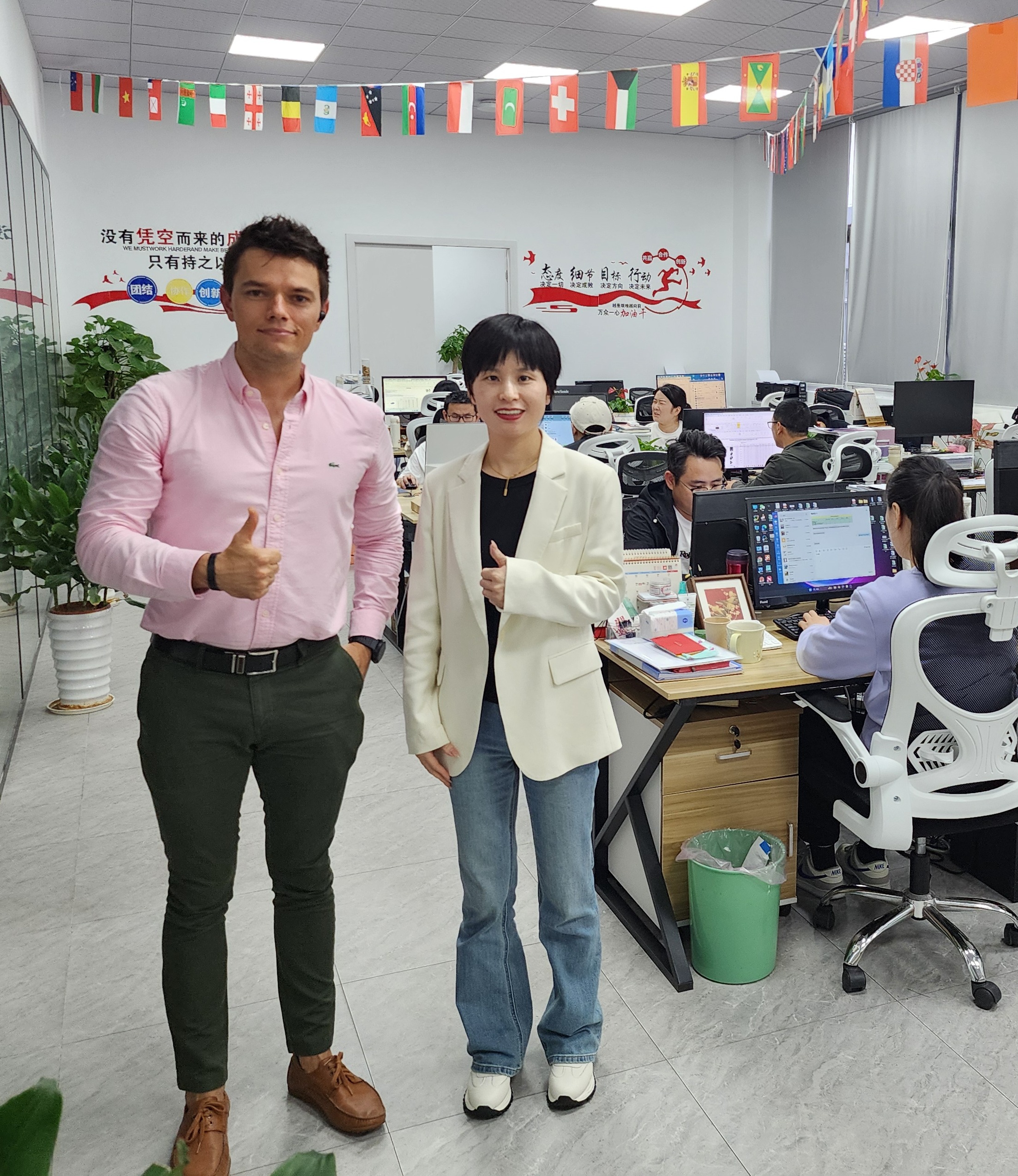 Carlos Álvarez con su equipo en la oficina de China
